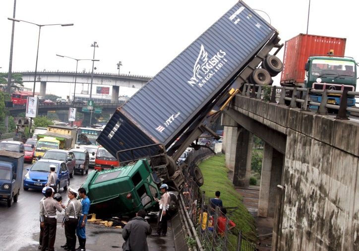 12 muertos y 15 heridos en un trágico choque en Indonesia