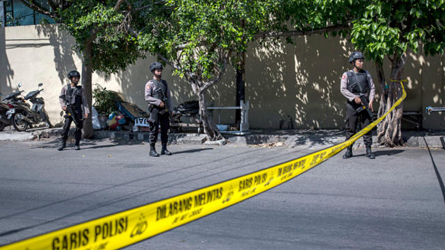 Otra familia suicida ataca cuartel policial en Indonesia, hay 10 heridos