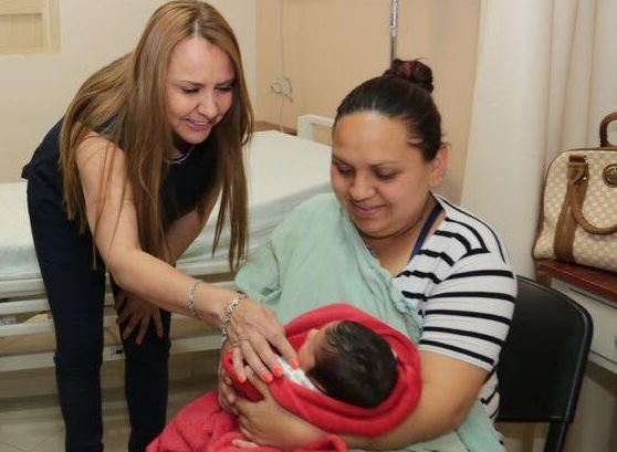 Reciben visita inesperada las nuevas mamás del Hospital General de Torreón