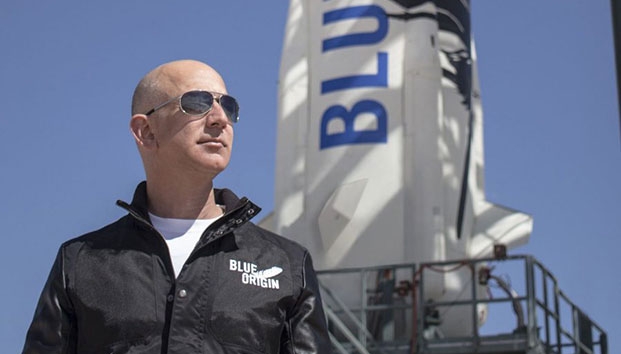 Dueño de Amazon quiere construir fábricas en la Luna