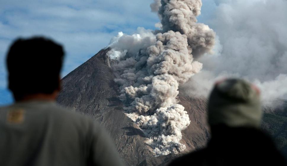 Otro volcán entra en erupción;Merapi en la isla de Java