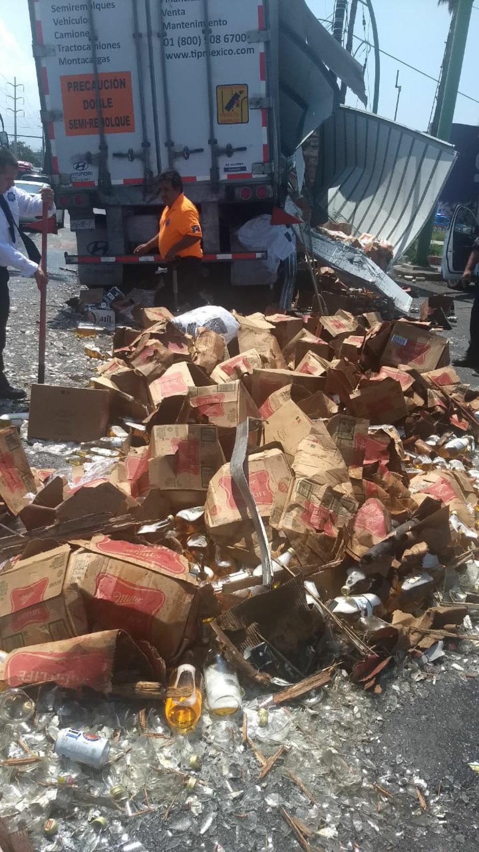 Tráiler cargado de cerveza intenta ganarle el paso al tren en Monterrey; la rapiña hizo su aparición