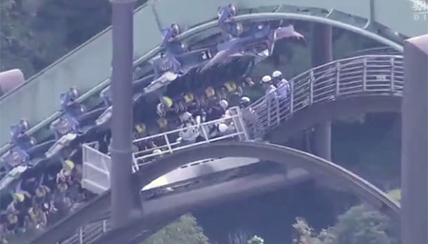 Falla montaña rusa; 64 pasajeros quedan atrapados en Japón