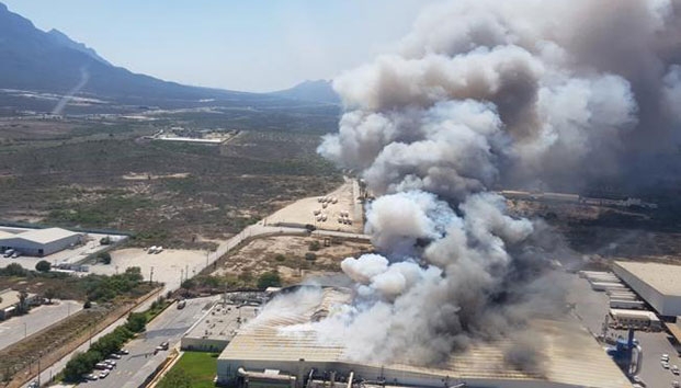 Consume incendio nave industrial en NL