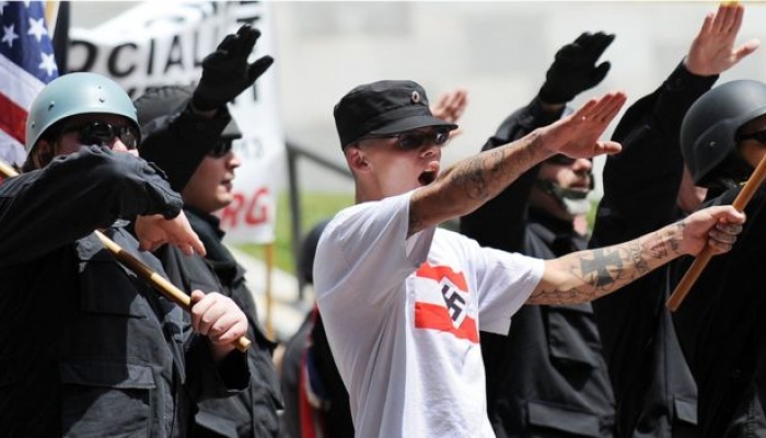 Grupo neonazi distribuye volantes racistas en Texas