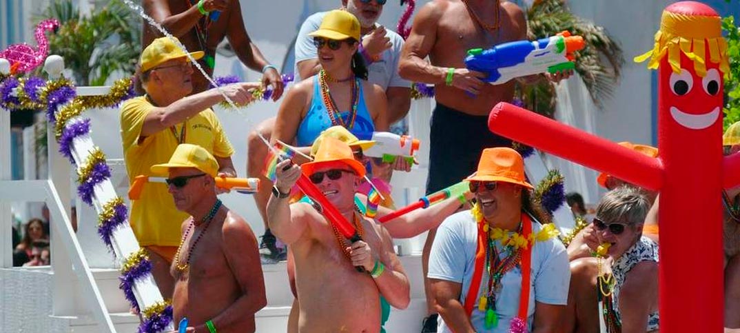 Cuatro hispanos enfrentarían larga condena por golpear a pareja gay