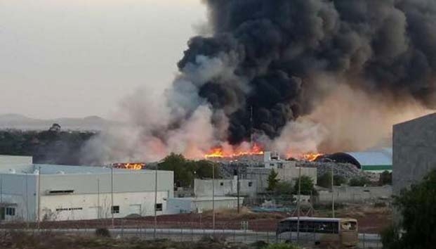 Arde basurero en Pachuca