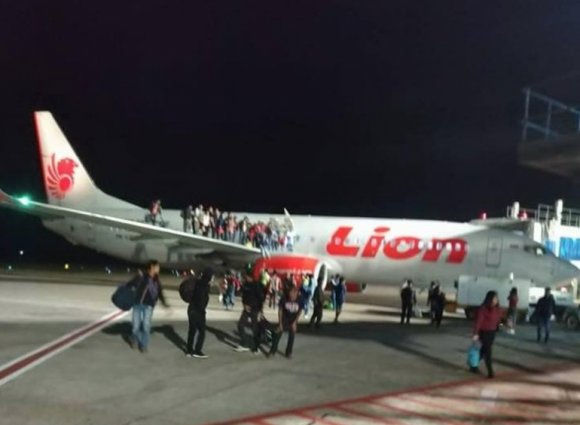 Joven bromea sobre una bomba en avión y 11 personas terminan en un hospital