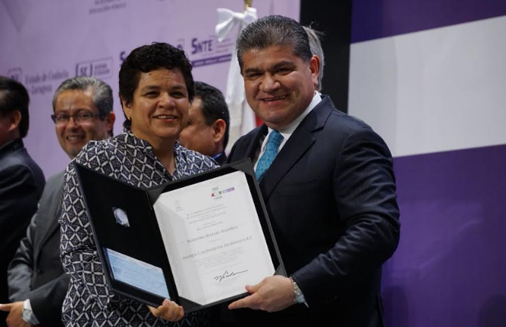 Entregan preseas a maestros coahuilenses que cumplen 30, 40 y 50 años de servicio