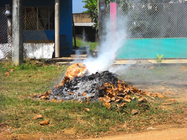 Cae bebé sobre quema de basura