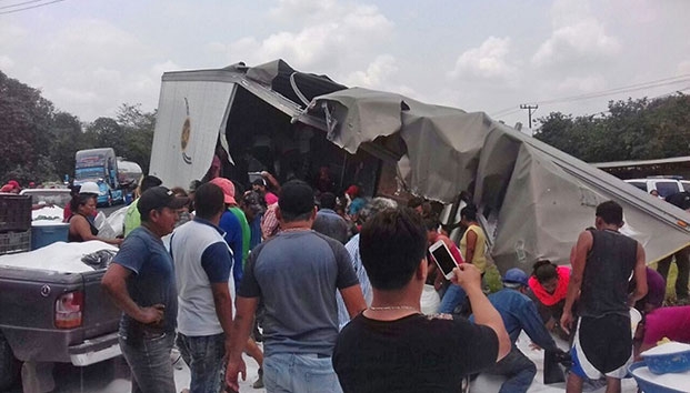 Impacta tren a tráiler cargado de azúcar; hacen rapiña