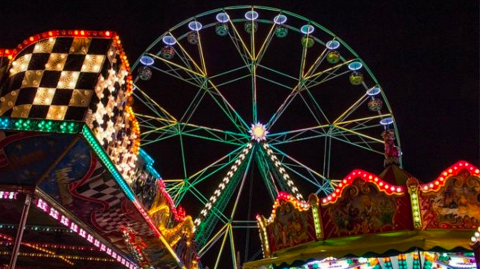 Muere niña de 10 años al caer de rueda de la fortuna en India