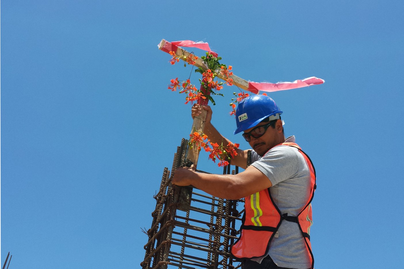 Celebran a la Santa Cruz en construcciones