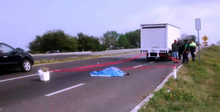 Mujer se avienta de camioneta y muere aplastada tras discusión en Veracruz