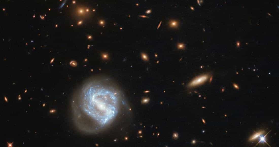 Astrónomos hallan 121 planetas donde podría haber lunas con vida