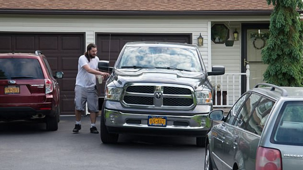 Se muda millennial de 30 años demandado por sus padres