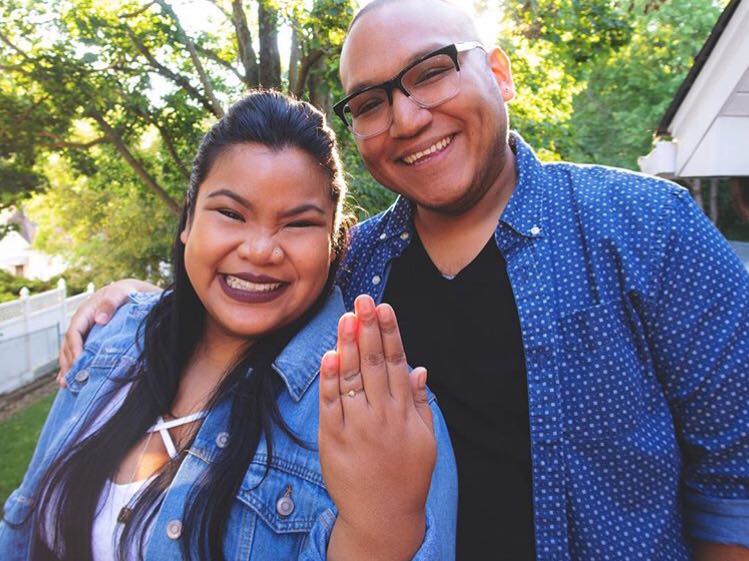 Los ‘trollean’ por el tamaño de su anillo de compromiso