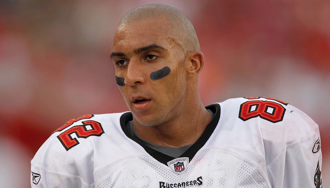 Arrestan a exjugador de NFL por presuntos cargos de violación