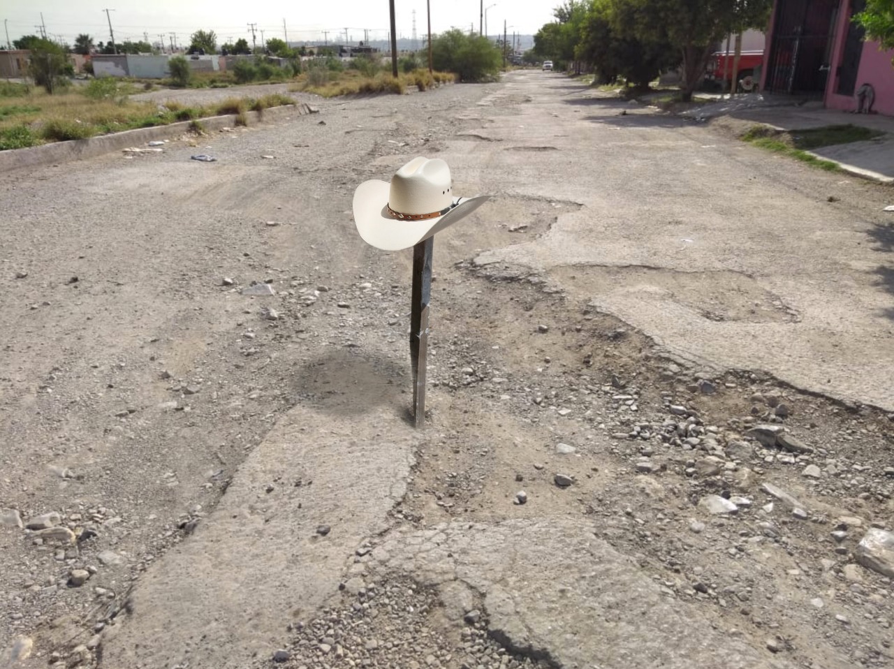Marcan baches con “sombrero de Paredes”