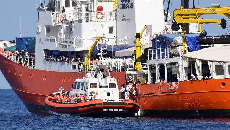 Obliga mal tiempo a desviar la ruta del Aquarius con 106 migrantes