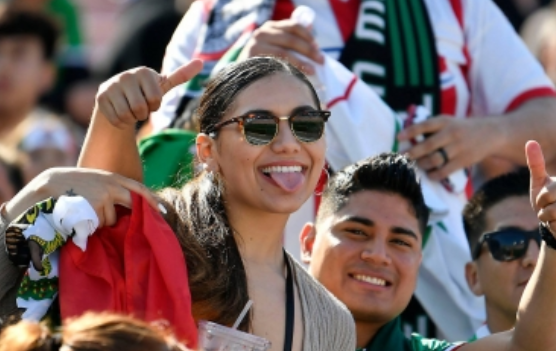 Mexicanos celebran haber ganado sede de Mundial 2026