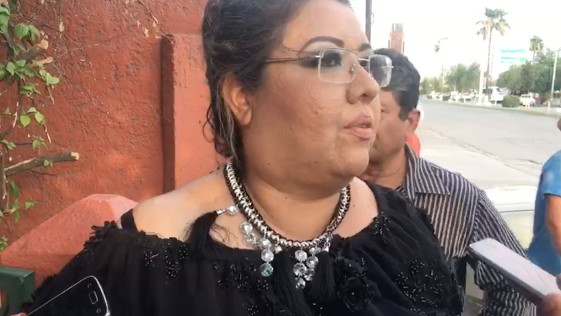 Denuncia candidata de <br>Morena a Alfredo Paredes