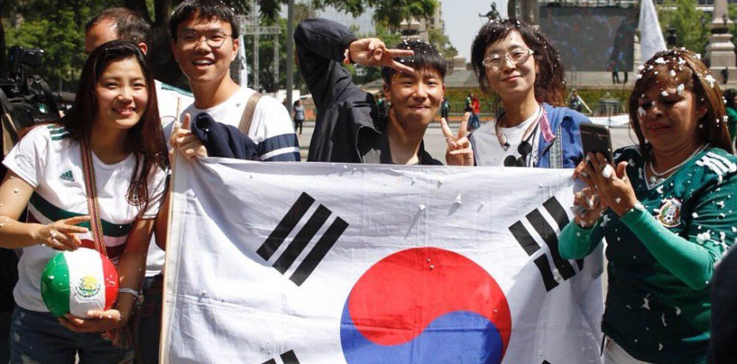 Mexicanos llegan a festejar a la Embajada de Corea