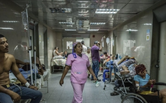 Enfermeras venezolanas van a huelga por “miserable” aumento salarial
