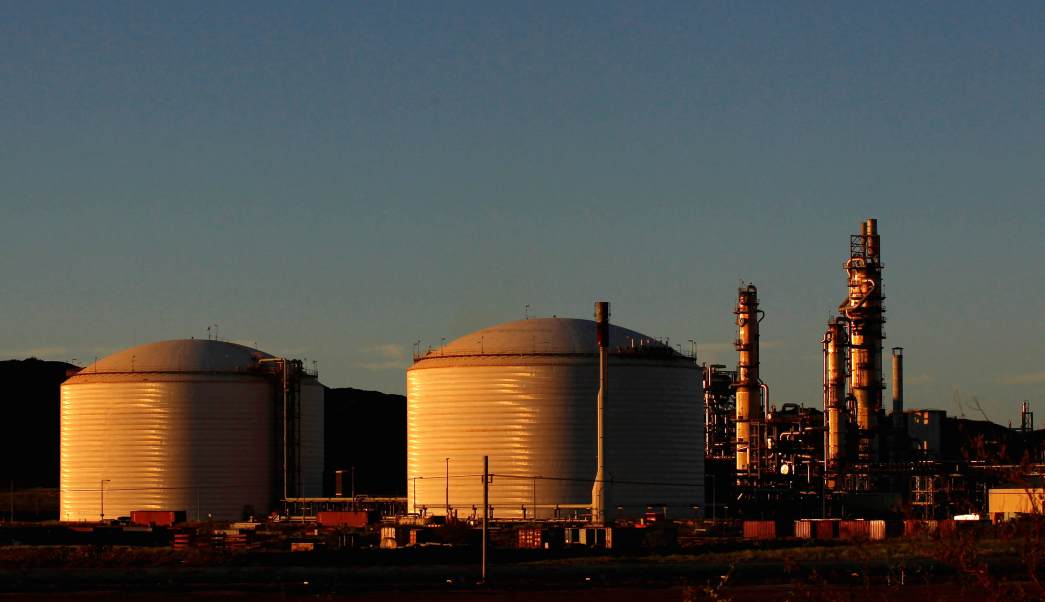 Precios del petróleo se mantienen estables pese a alta producción de EUA