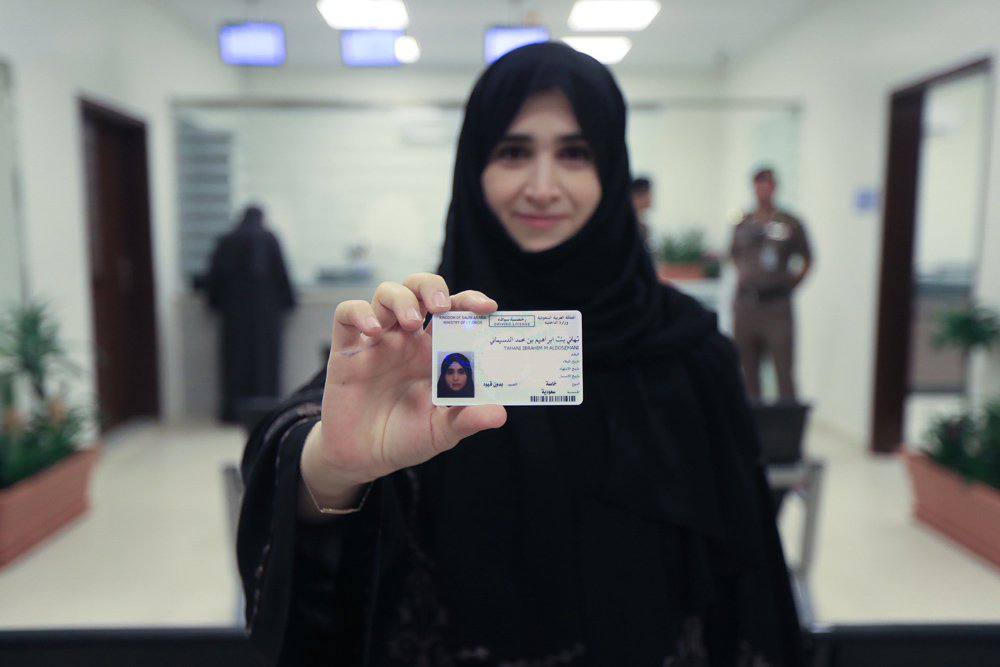 En un hecho histórico, mujeres sauditas reciben licencias de conducir