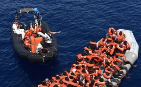 Gobierno italiano insiste en cerrar puertos a naves con inmigrantes