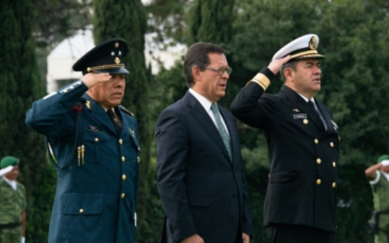 Roberto Campa encabeza Izamiento de Bandera en Campo Militar Marte