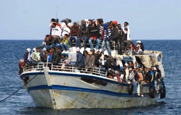 Atracará en Malta nave de ONG Lifeline con 234 inmigrantes