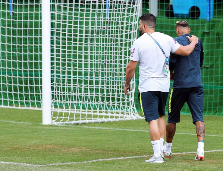 Alarma en Brasil tras dejar Neymar entrenamiento por dolor en tobillo