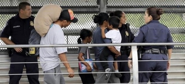 Ordena juez federal a EUA reunir a niños y padres separados en frontera