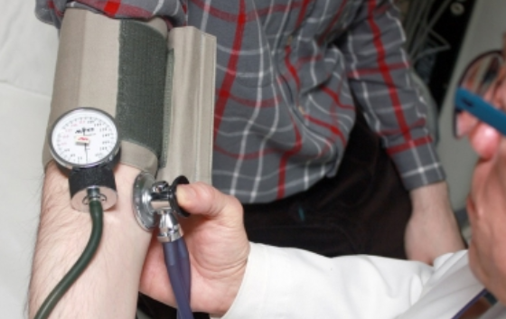 Hombres bisexuales con mayor riesgo de enfermedades cardíacas, según estudio