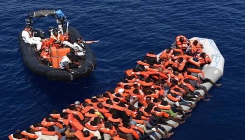 Nave con 219 inmigrantes rechazada por Italia y Malta pide ayuda