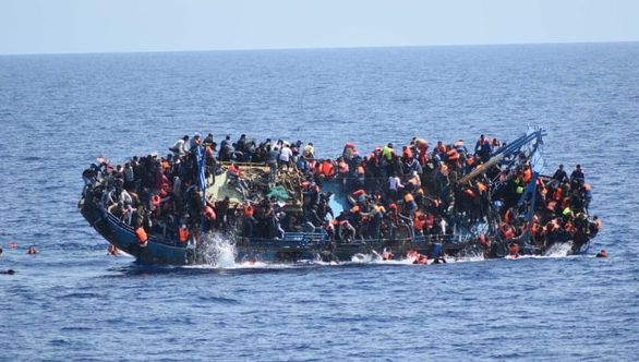 Registran unos 100 inmigrantes desaparecidos en naufragio frente a Libia