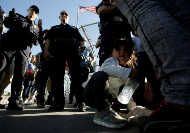 Unos 500 niños migrantes ya se reunieron con sus padres