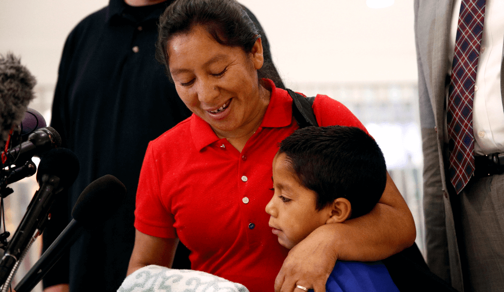 Madre guatemalteca e hijo se reunieron luego de separación en frontera