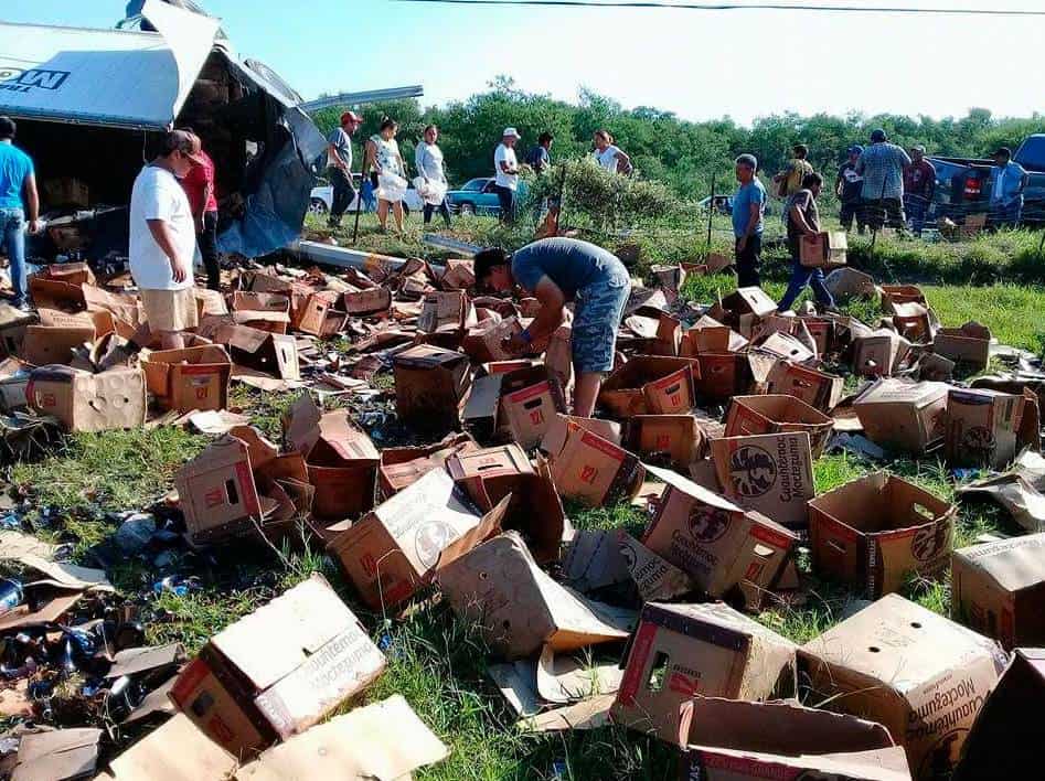 Saquean camión cargado de “caguamas” en Linares