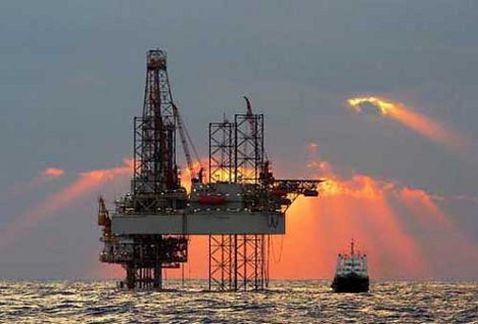 Precios del petróleo suben ante caza de gangas y baja en reservas de EUA