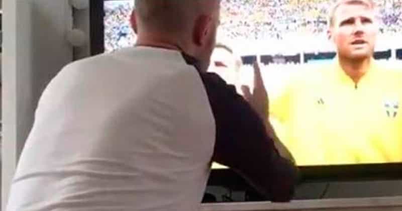 Aficionado sueco imita bendición de mexicana y su selección gana