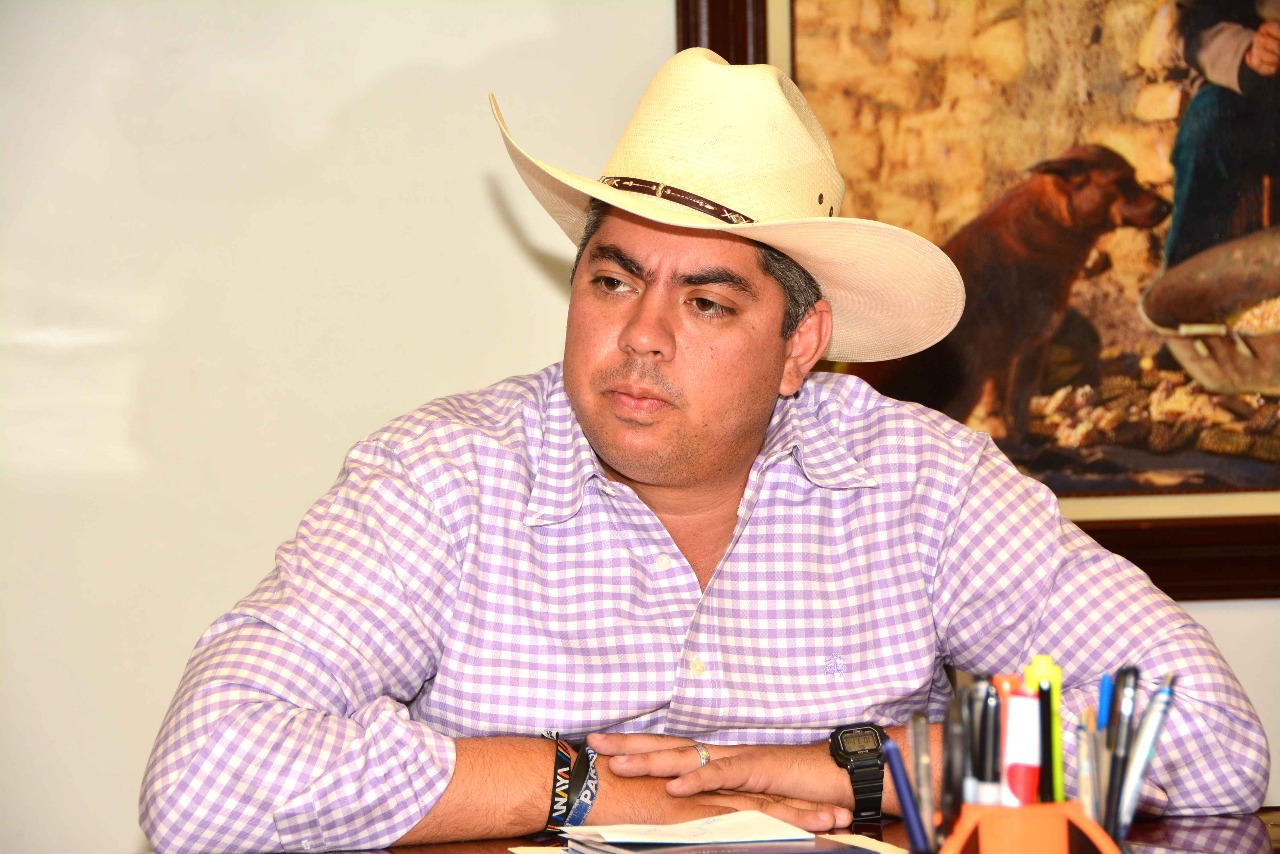 Tunden candidatos de Morena a <br>Alfredo Paredes por ataque a AMLO
