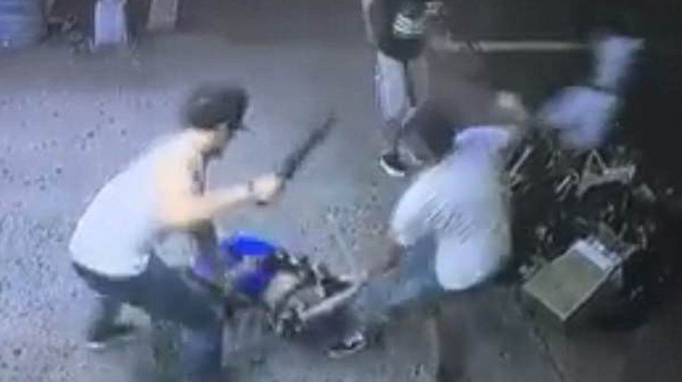 VIDEO: Pandilla apuñala a joven de 15 años