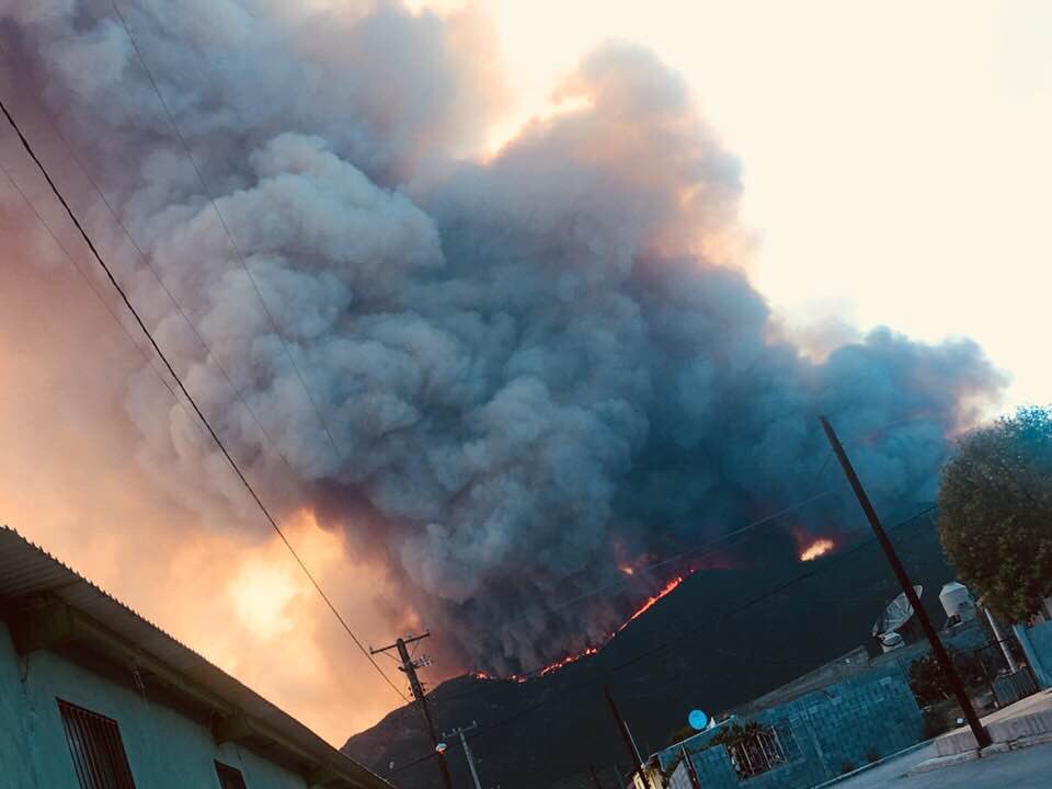 Apoyan brigadistas de NL ataque a incendio forestal en Arteaga, Coahuila