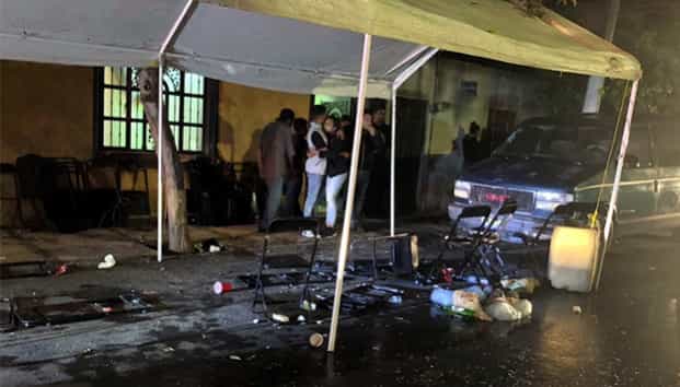 Comando armado ataca en velorio; mueren dos