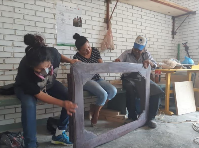 Promueven autoempleo con cursos de carpintería y cocina saludable