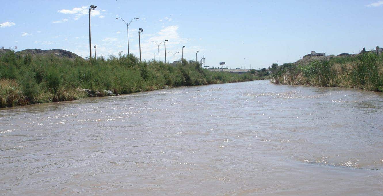 Arrastra el Bravo a una niña migrante