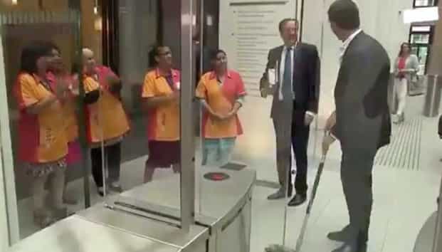 Primer ministro holandés derrama su café y él mismo limpia